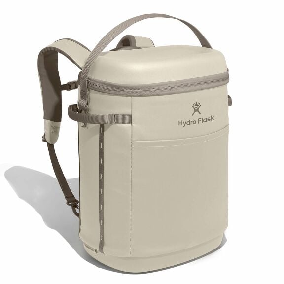 carryouttm-backpack-22-l-a0 18pco114-carryout-backpack-22l-oat-angled_1.jpg