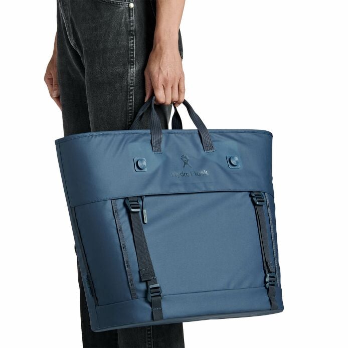carryouttm-soft-cooler-tote-30-l-q6 250815_hydro_s26_hb_14619_2.jpg