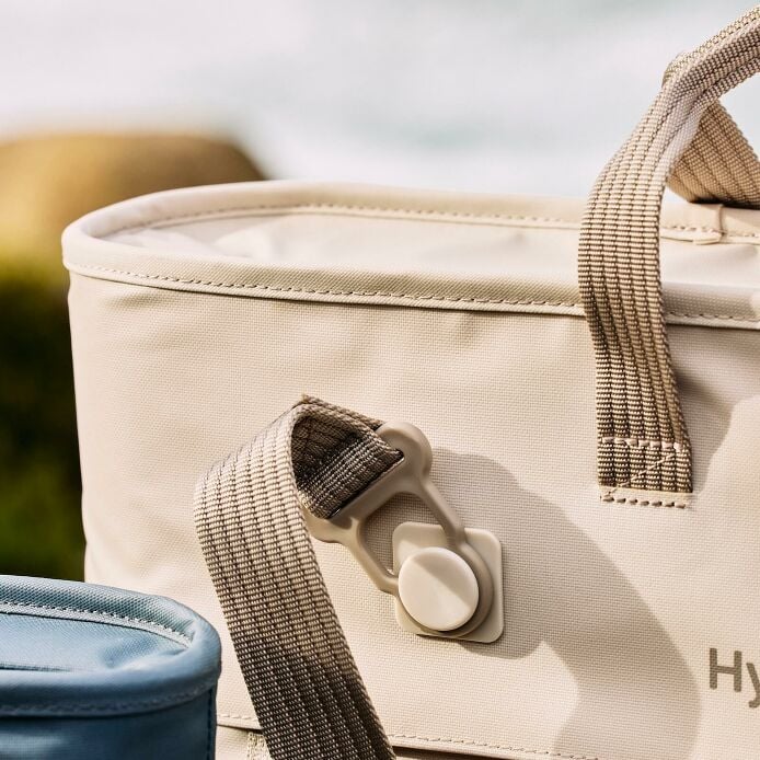 carryouttm-soft-cooler-tote-20-l-h4 hf_carryout_bouwer_d1_l1_torrey_pines_still_life_0123_9.jpg