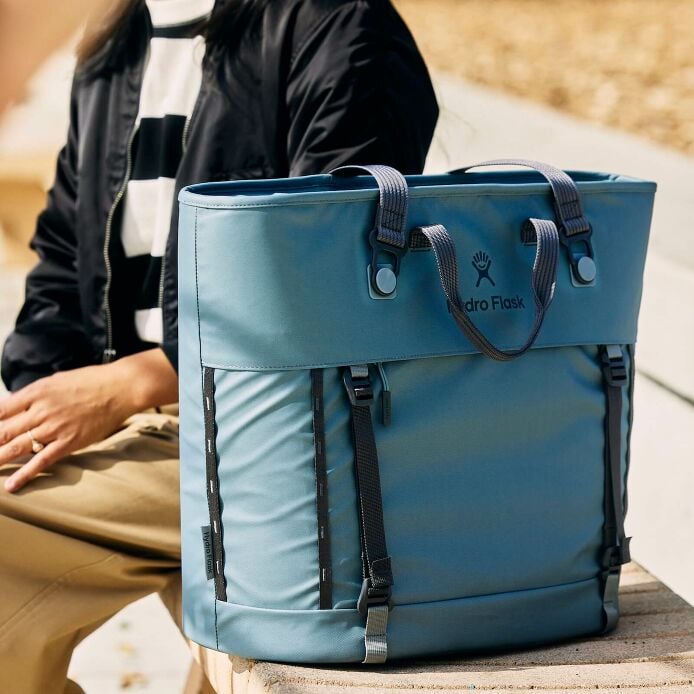 carryouttm-soft-cooler-tote-30-l-q6 hf_carryout_bouwer_d2_l2_parking_soccer_1930_1_1.jpg