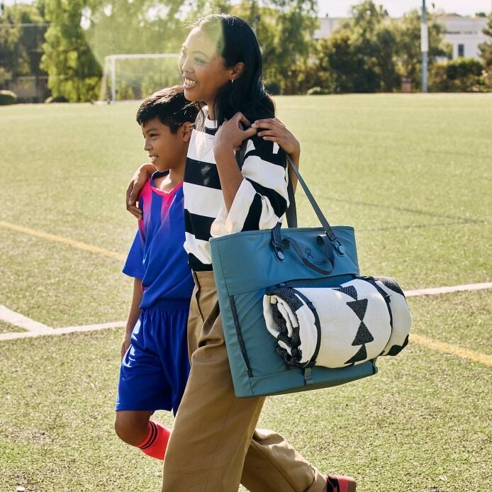 carryouttm-soft-cooler-tote-30-l-q6 hf_carryout_bouwer_d2_l2_parking_soccer_3406_1_1.jpg
