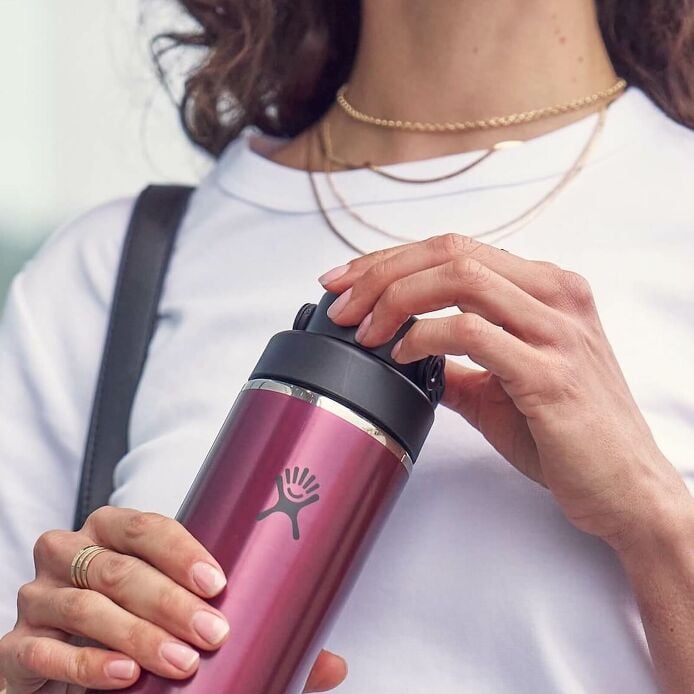 32-oz-lightweight-chug-cap-bottle-y5 hf_s26_lightweight_mcinnis_5123_1_8.jpg