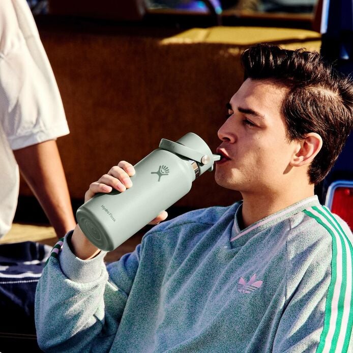 32-oz-wide-mouth-with-flex-straw-cap-e3 s25_tailgating_brouwer_exp-2028-06-01_04-6336_1__5.jpg